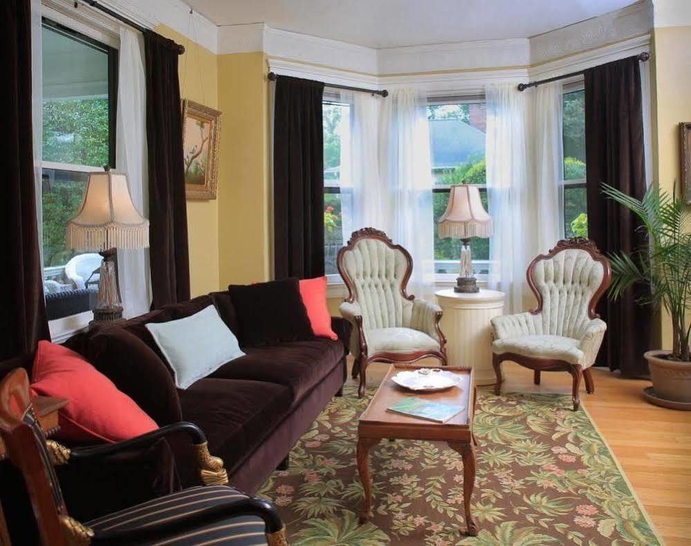 The Lion And The Rose Bed And Breakfast Ешвілл Екстер'єр фото