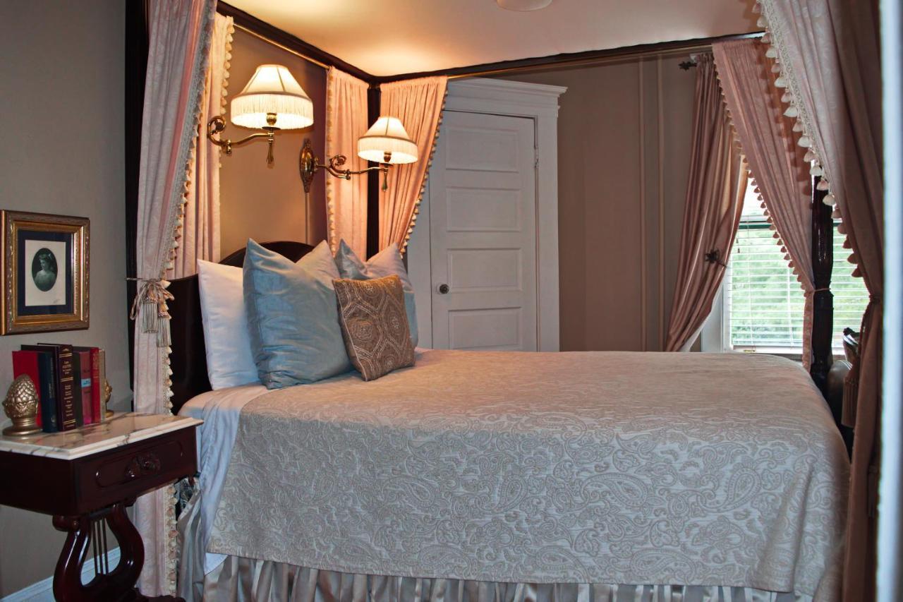 The Lion And The Rose Bed And Breakfast Ешвілл Екстер'єр фото